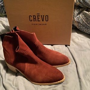Crevo size 9 women’s ankle boot in rust red. NWT